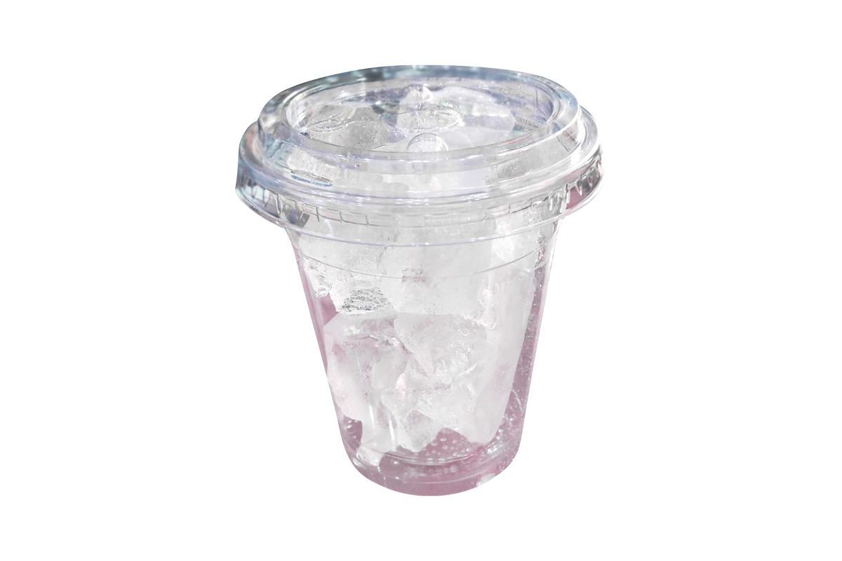 كوب من مكعبات الثلج